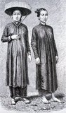 The áo ngũ thân had a loose fit and sometimes had wide sleeves. Wearers could display their prosperity by putting on multiple layers of fabric, which at that time was costly.<br/><br/>

The áo ngũ thân had two flaps sewn together in the back, two flaps sewn together in the front, and a "baby flap" hidden underneath the main front flap. The gown appeared to have two-flaps with slits on both sides, features preserved in the later ao dai. Compared to a modern ao dai, the front and back flaps were much broader and the fit looser. It had a high collar and was buttoned in the same fashion as a modern ao dai.